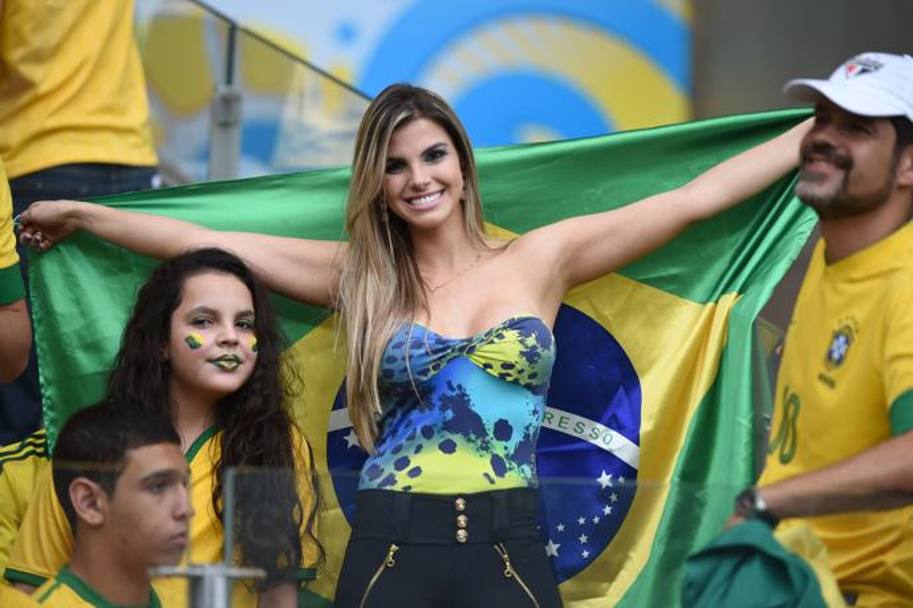 Al Minerao di Belo Horizonte si affrontano tedeschi e brasiliani, due universi agli opposti. Sugli spalti  una grande festa di colori, spiccano ovviamente il giallo e il verde della Seleao. Qui, una splendida rappresentate della torcida brasiliana nella semifinale mondiale contro la Germania. Afp
